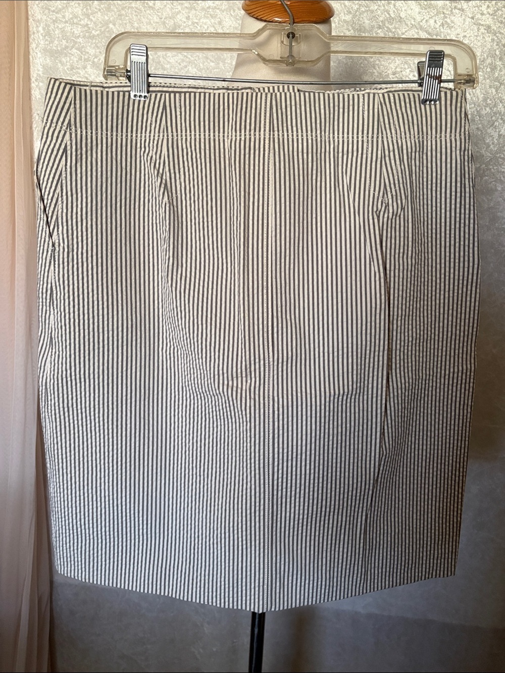 J. Crew White and Gray Stripes Seersucker pencil Skirt NWOT  Size 6